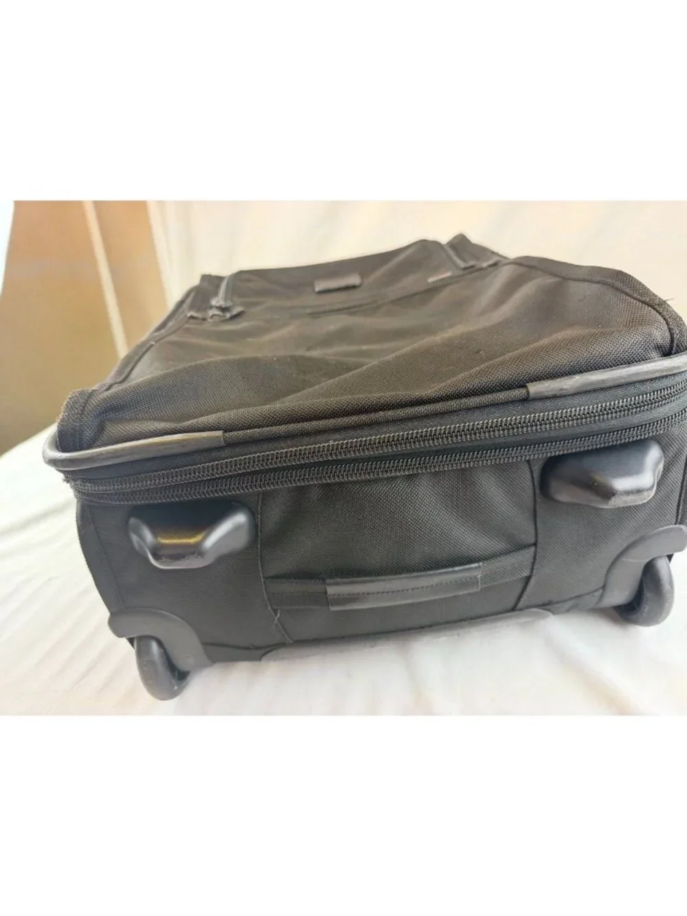 TUMI Black Nylon Alpha 2 Continental Carry On Suitcase 21